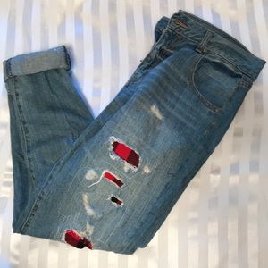 Distresses boyfriend jeans with plaid cutouts